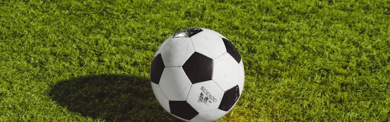 足球比赛精彩瞬间，球员在绿茵场上激烈拼抢